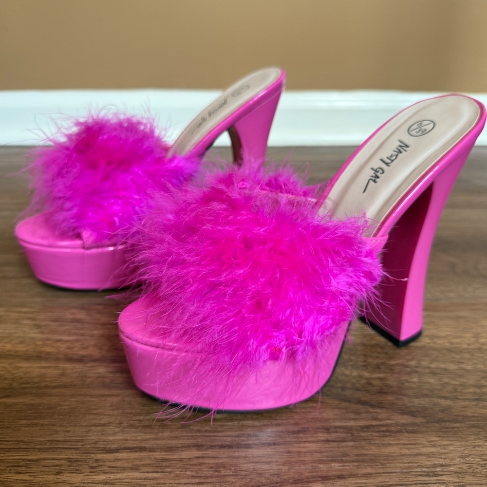 NWOT Nasty Gal Fuchsia Feather Platform High Heel Sandals